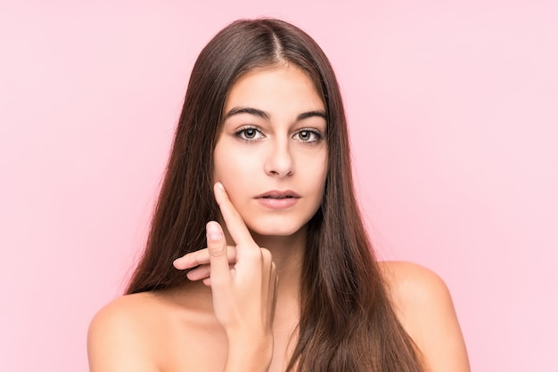 Kaukasische Frau der jungen Schönheit gegen eine rosa Wand