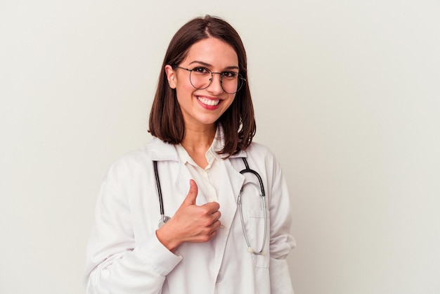 Kaukasische Frau des jungen Doktors lokalisiert auf weißem Hintergrund, der Daumen oben lächelt und anhebt