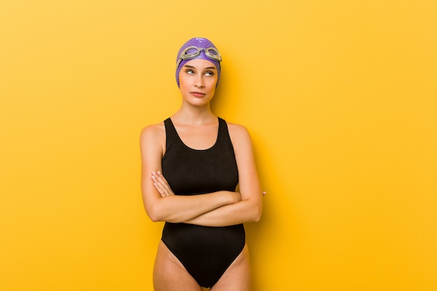 Kaukasische Frau des jungen Schwimmers ermüdete von einer sich wiederholenden Aufgabe.