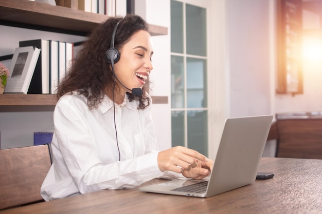 Kaukasische Frau, die Online-Callcenter-Support und Servicekunden arbeitet