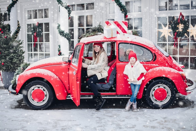 Kaukasische Frau im Auto mit ihrer Tochter und viel Schnee draußen