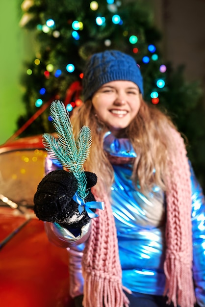 Kaukasische Frau in Schalmützenjacke Fäustlinge in der Winternacht im Freien