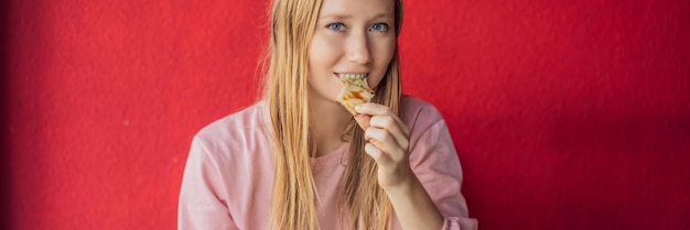 Kaukasische Frau isst indisches Essen im Café traditionelles indisches Gericht indisches Essen Nahaufnahme Banner lang