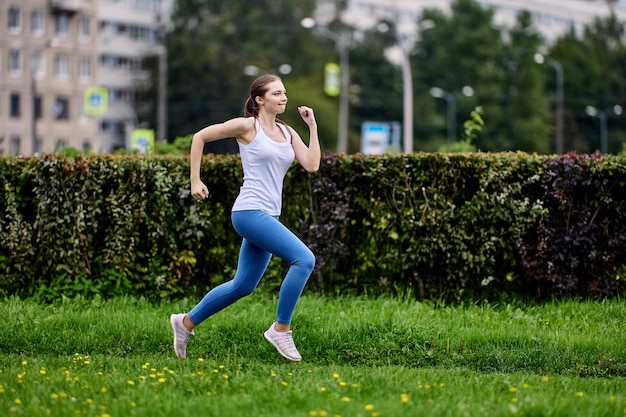 Kaukasische Frau läuft am Sommertag im Park