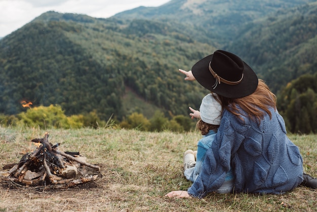 Kaukasische Frau mit Baby an den Bergen