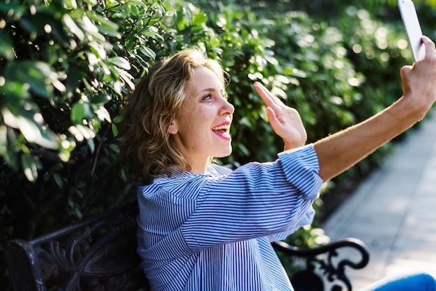 Kaukasische Frau mit einem Smartphone