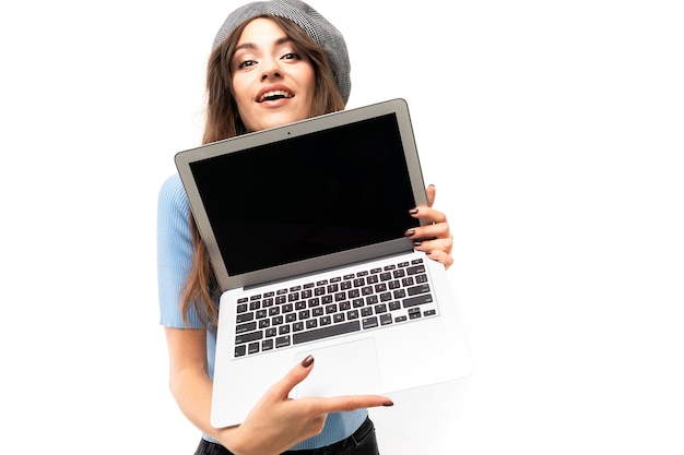 Kaukasische Frau mit Laptop und lächelt, Bild lokalisiert auf weißem Hintergrund