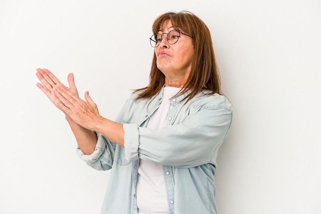 Foto kaukasische frau mittleren alters isoliert auf weißem hintergrund, die sich energisch und komfortabel fühlt und sich die hände selbstbewusst reibt.