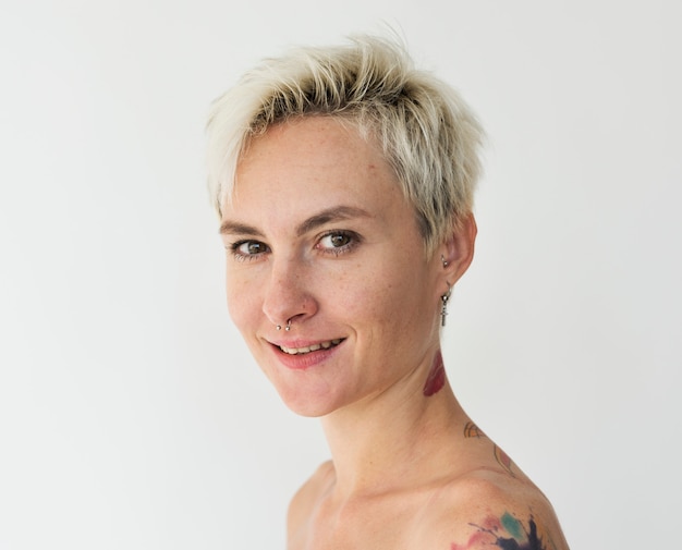 Kaukasische Frauen-lächelndes Gesichtsausdruck-Studio-Portrait