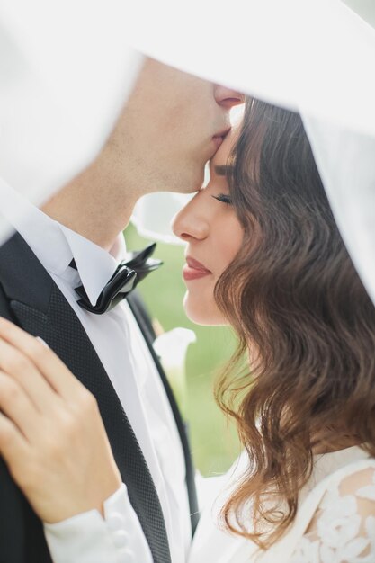 Kaukasische glückliche romantische junge Paare, die ihre Heirat feiern