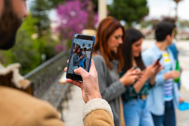 Foto kaukasische jugendliche benutzen eine tracking-app mit mobilen smartphones in einem park - junger millenial-freund