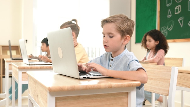 Kaukasische Kinder Programmiersoftware und das Lernen von Programmieren Pädagogik
