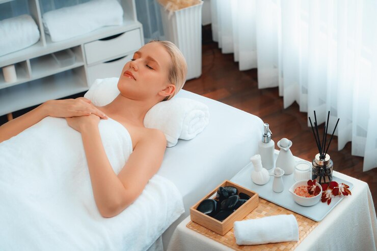 Foto kaukasische kundin genießt eine entspannende antistress-massage
