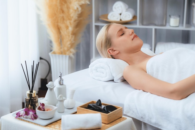Kaukasische Kundin genießt eine entspannende Antistress-Massage