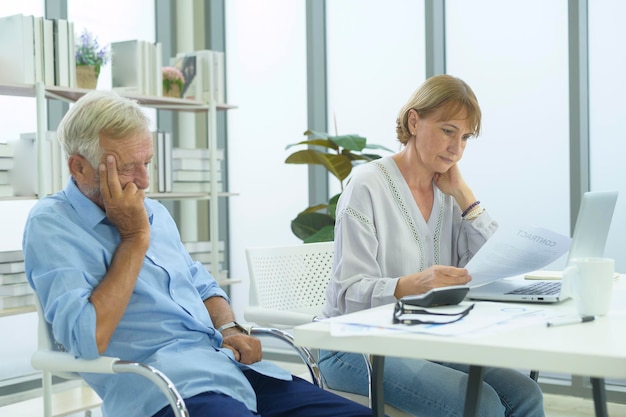 Kaukasische leitende Geschäftsleute sind Stress mit Geschäftsproblemen im modernen Büro