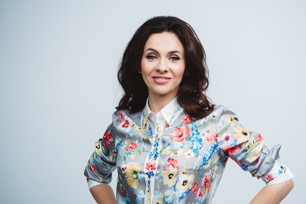 Foto kaukasische lockige haare brünette mit blauen augen und nacktem make-up mit in der farbe hemd