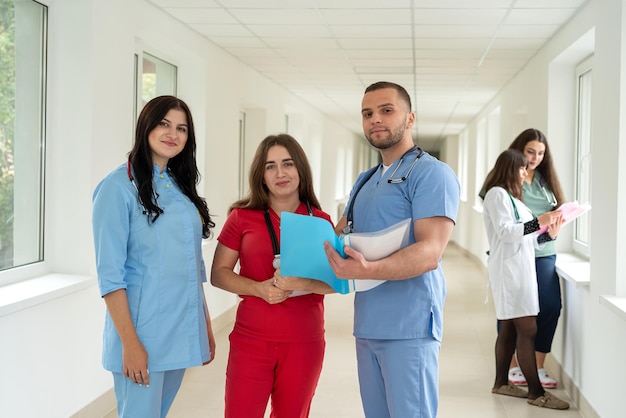 Kaukasische Medizinstudenten tragen Uniform im Flur einer modernen Klinik