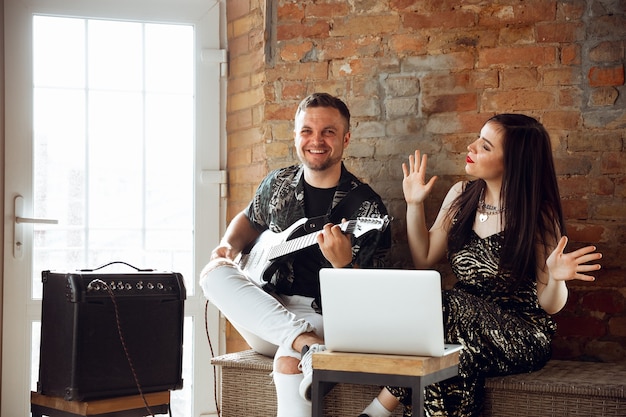 Kaukasische Musiker während des Online-Konzerts zu Hause isoliert und unter Quarantäne, fröhlich und glücklich