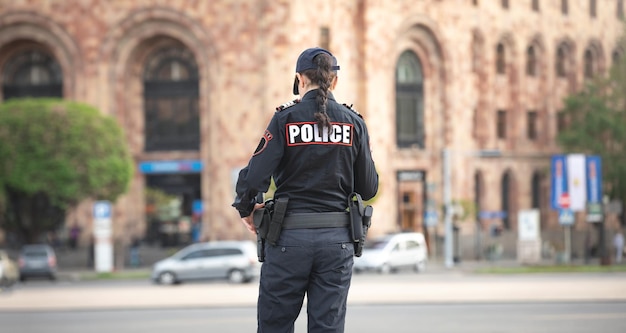 Kaukasische Polizistin in der Stadt