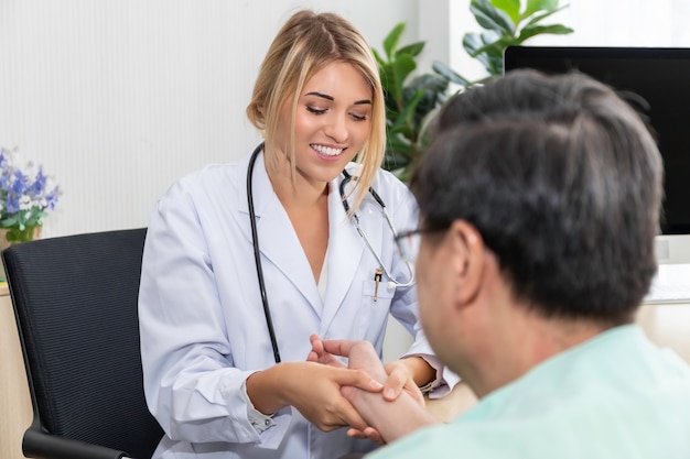 Kaukasische professionelle Arzthand der Frau, die den Puls mit dem älteren Mannpatienten am Krankenhausraum hält.