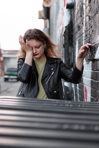 Foto kaukasische punkfrau mit haltung