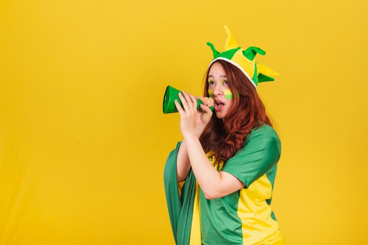 Foto kaukasische rothaarige frau, brasilien-fußballfan, schreiende promotion mit mega-telefon-werbefoto