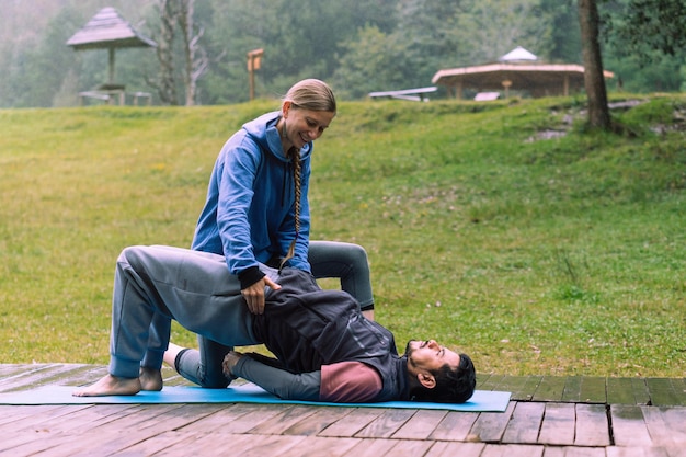 Kaukasische Yogalehrerin unterrichtet Latino-Praktizierende. Gesunder Lebensstil.