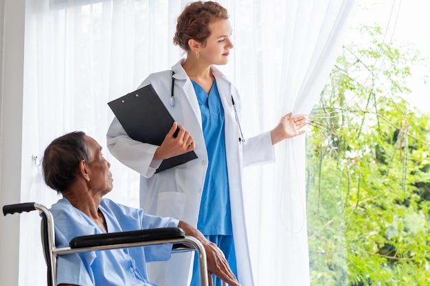 Foto kaukasischer berufsarzt der frau, der mit patient im krankenzimmer beruhigt und bespricht.