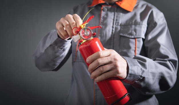 Foto kaukasischer feuerwehrmann mit feuerlöscher