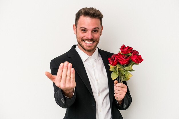 Kaukasischer Jüngling mit Blumenstrauß isoliert auf weißem Hintergrund