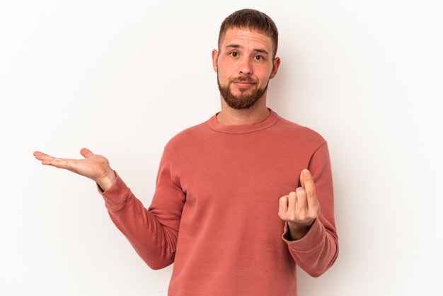 Foto kaukasischer jüngling mit diastema isoliert auf weißem hintergrund, der zeigt, dass sie kein geld hat.