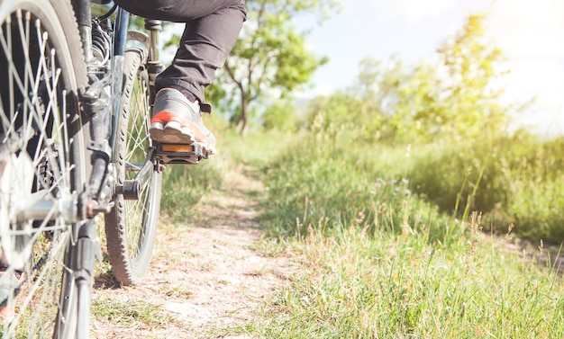 Kaukasischer Junge, der Fahrrad im Freien reitet.