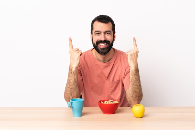 Kaukasischer Mann beim Frühstück in einem Tisch, der eine große Idee aufzeigt