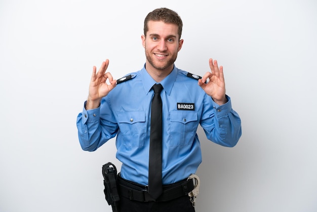 Kaukasischer Mann der jungen Polizei lokalisiert auf weißem Hintergrund, der ein OK-Zeichen mit den Fingern zeigt