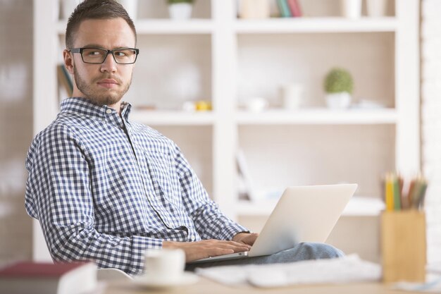 Kaukasischer Mann, der Laptop verwendet