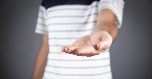 Foto kaukasischer mann, der leere hand zeigt.