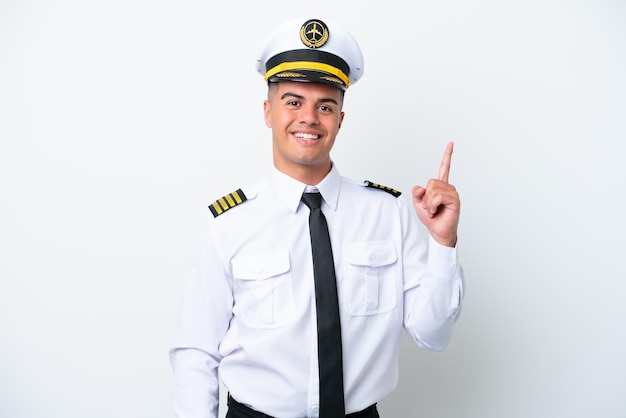 Kaukasischer Mann des Flugzeugpiloten lokalisiert auf weißem Hintergrund, der mit dem Zeigefinger eine großartige Idee zeigt