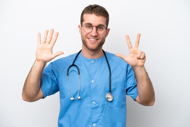Kaukasischer Mann des jungen Chirurgarztes lokalisiert auf weißem Hintergrund, der acht mit den Fingern zählt