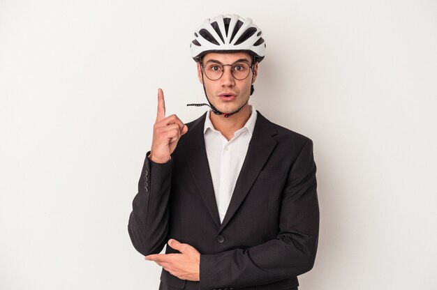 Kaukasischer Mann des jungen Geschäfts, der Fahrradhelm lokalisiert auf weißem Hintergrund hält, der irgendeine großartige Idee, Konzept der Kreativität hat.