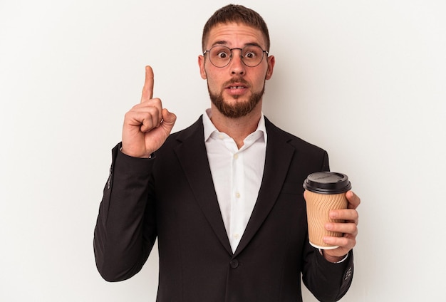 Kaukasischer Mann des jungen Geschäfts, der Kaffee zum Mitnehmen lokalisiert auf weißem Hintergrund hält, der irgendeine großartige Idee, Konzept der Kreativität hat.