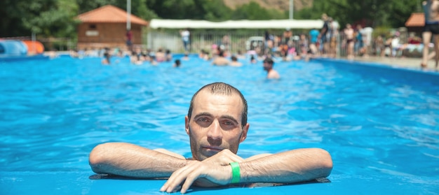 Kaukasischer Mann im Schwimmbad.