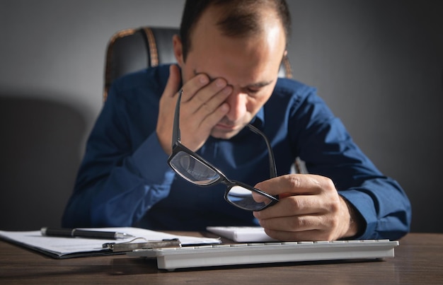 Kaukasischer Mann mit Augenermüdung Stress Sehproblem