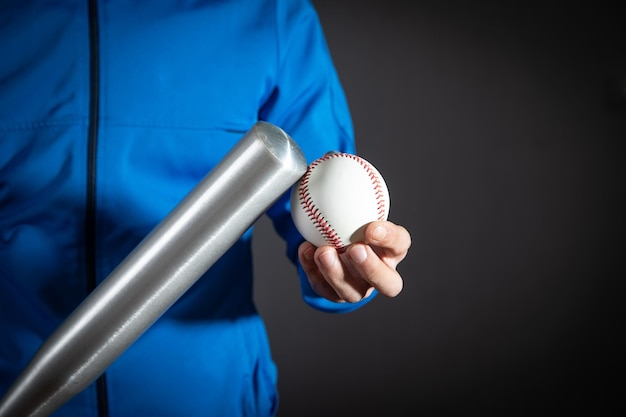 Kaukasischer Mann mit Baseballschläger und Ball