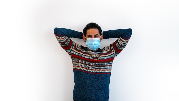 Kaukasischer Mann mit steriler Gesichtsmaske isoliert auf weißem Hintergrund Studio. Guy beim Quarantäne-Pandemie-Coronavirus-Virus-Konzept.