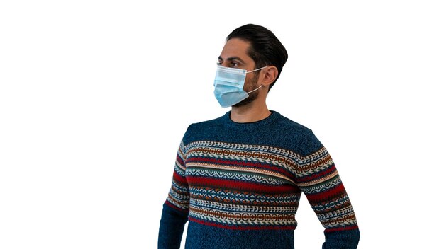 Kaukasischer Mann mit steriler Gesichtsmaske isoliert auf weißem Hintergrund Studio. Guy beim Quarantäne-Pandemie-Coronavirus-Virus-Konzept.