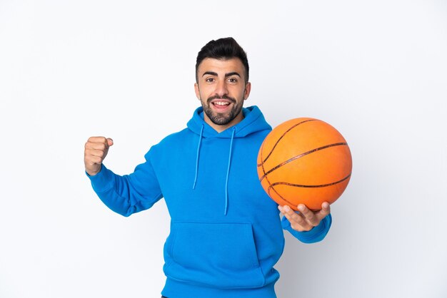 Kaukasischer Mann über isolierter weißer Wand, die Basketball spielt