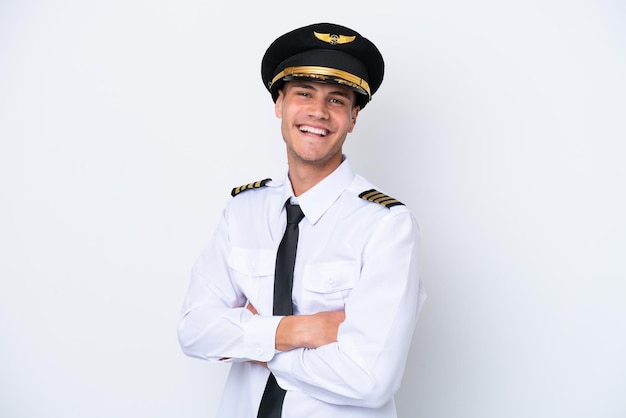 Kaukasischer Pilot des Flugzeugs lokalisiert auf weißem Hintergrund mit den Armen gekreuzt und vorwärts schauend