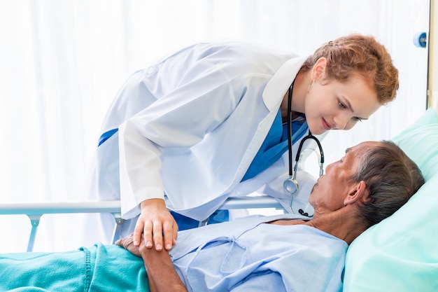 Foto kaukasischer professioneller arzt der frau, der mit patient im krankenzimmer beruhigt und bespricht.