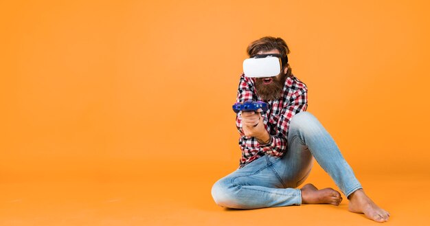 Foto kaukasischer reifer hipster mit trendiger frisur in kariertem hemd spielt ein virtuelles spiel in vr-brille-gamer