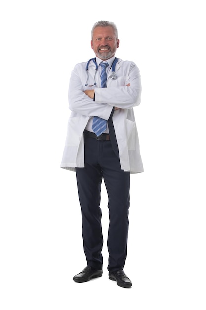 Kaukasischer reifer männlicher Arzt mit Stethoskop isoliert auf weißem Hintergrund, Porträt in voller Länge